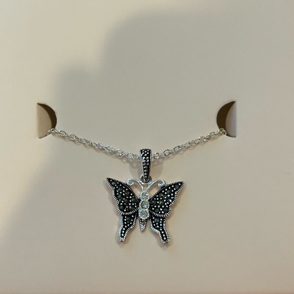 Butterfly Necklace 🦋 - Picture 2 of 4